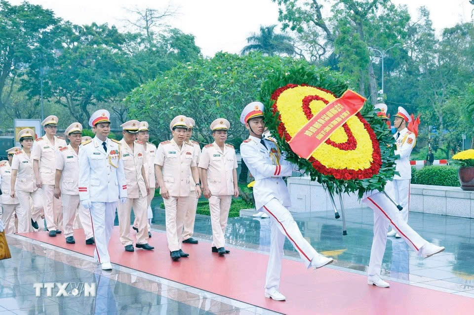 Đoàn đại biểu Đảng ủy Công an Trung ương đặt vòng hoa tưởng niệm các Anh hùng liệt sỹ. Ảnh: TTXVN Đoàn đại biểu Đảng ủy Công an Trung ương đặt vòng hoa tưởng niệm các Anh hùng liệt sỹ. Ảnh: TTXVN
