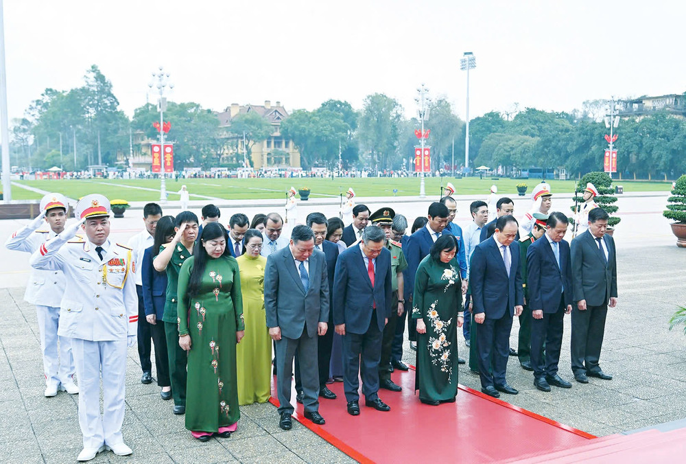 Đoàn đại biểu Thành ủy, Hội đồng Nhân dân, Ủy ban Nhân dân, Ủy ban Mặt trận Tổ quốc Việt Nam thành phố Hà Nội thành kính tưởng niệm Chủ tịch Hồ Chí Minh. Ảnh: Lâm Hiển Đoàn đại biểu Thành ủy, Hội đồng Nhân dân, Ủy ban Nhân dân, Ủy ban Mặt trận Tổ quốc Việt Nam thành phố Hà Nội thành kính tưởng niệm Chủ tịch Hồ Chí Minh. Ảnh: Lâm Hiển