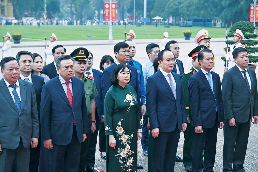 Lãnh đạo Đảng, Nhà nước vào Lăng viếng Chủ tịch Hồ Chí Minh ảnh 9 Lãnh đạo Đảng, Nhà nước vào Lăng viếng Chủ tịch Hồ Chí Minh ảnh 9