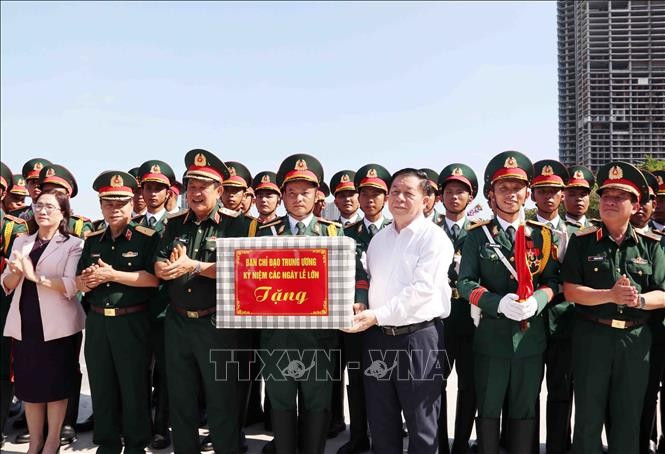 Trưởng Ban Tuyên giáo và Dân vận Trung ương Nguyễn Trọng Nghĩa tặng quà động viên cán bộ, chiến sỹ phụ trách công tác bắn pháo lễ trong Lễ kỷ niệm 50 năm Ngày Giải phóng miền Nam, thống nhất đất nước Trưởng Ban Tuyên giáo và Dân vận Trung ương Nguyễn Trọng Nghĩa tặng quà động viên cán bộ, chiến sỹ phụ trách công tác bắn pháo lễ trong Lễ kỷ niệm 50 năm Ngày Giải phóng miền Nam, thống nhất đất nước