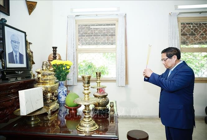 Thủ tướng Phạm Minh Chính thắp hương tưởng nhớ cố Thủ tướng Võ Văn Kiệt. Ảnh: Dương Giang/TTXVN Thủ tướng Phạm Minh Chính thắp hương tưởng nhớ cố Thủ tướng Võ Văn Kiệt. Ảnh: Dương Giang/TTXVN