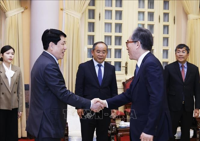 Chủ tịch nước Lương Cường tiếp Bộ trưởng Ngoại giao Hàn Quốc Cho Tae-yul. Ảnh: Lâm Khánh/TTXVN Chủ tịch nước Lương Cường tiếp Bộ trưởng Ngoại giao Hàn Quốc Cho Tae-yul. Ảnh: Lâm Khánh/TTXVN