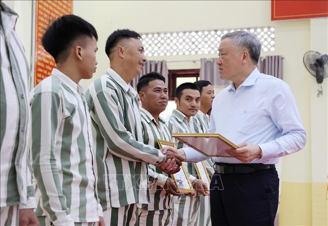 Phó Thủ tướng Thường trực Nguyễn Hòa Bình trao Giấy chứng nhận đặc xá cho những người được đặc xá ở Trại giam A2. Phó Thủ tướng Thường trực Nguyễn Hòa Bình trao Giấy chứng nhận đặc xá cho những người được đặc xá ở Trại giam A2.