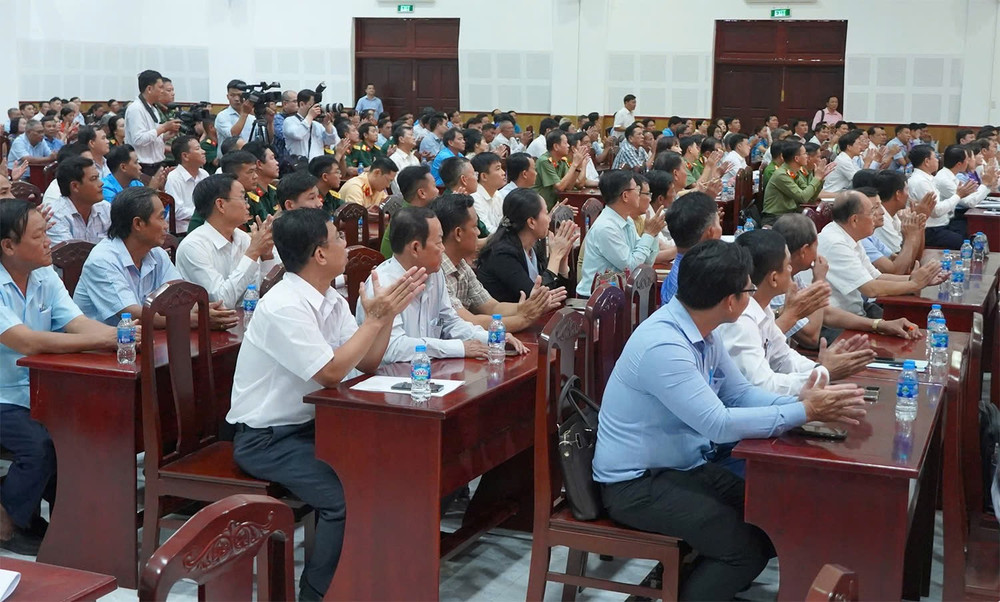 Các đại biểu tham dự cuộc tiếp xúc cử tri. Ảnh: Hải Hành Các đại biểu tham dự cuộc tiếp xúc cử tri. Ảnh: Hải Hành