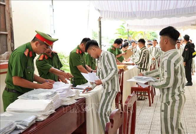 Những người được đặc xá ở Trại giam A2 thực hiện các thủ tục trước khi trở về đoàn tụ với gia đình. Những người được đặc xá ở Trại giam A2 thực hiện các thủ tục trước khi trở về đoàn tụ với gia đình.