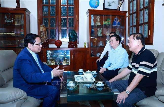 Thủ tướng Phạm Minh Chính thăm hỏi gia đình cố Thủ tướng Phan Văn Khải. Ảnh: Dương Giang/TTXVN Thủ tướng Phạm Minh Chính thăm hỏi gia đình cố Thủ tướng Phan Văn Khải. Ảnh: Dương Giang/TTXVN