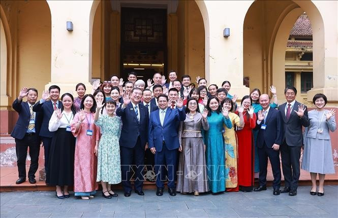 Thủ tướng Phạm Minh Chính và Phu nhân cùng Thủ tướng Nhật Bản Ishiba Shigeru và Phu nhân chụp ảnh chung với cán bộ, nhân viên Bảo tàng Lịch sử quốc gia. Ảnh: Dương Giang/TTXVN Thủ tướng Phạm Minh Chính và Phu nhân cùng Thủ tướng Nhật Bản Ishiba Shigeru và Phu nhân chụp ảnh chung với cán bộ, nhân viên Bảo tàng Lịch sử quốc gia. Ảnh: Dương Giang/TTXVN