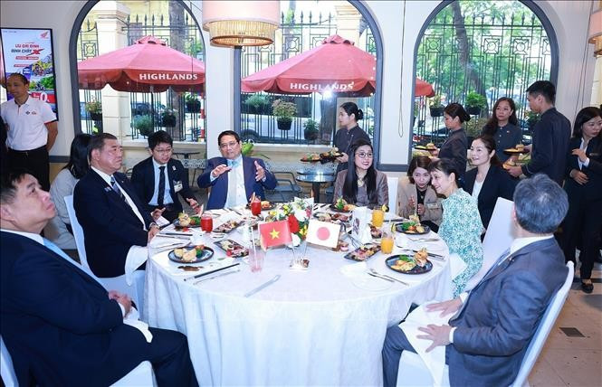 Thủ tướng Phạm Minh Chính và Phu nhân cùng Thủ tướng Nhật Bản Ishiba Shigeru và Phu nhân ăn sáng, thưởng thức hương vị cà phê Việt Nam. Ảnh: Dương Giang/TTXVN Thủ tướng Phạm Minh Chính và Phu nhân cùng Thủ tướng Nhật Bản Ishiba Shigeru và Phu nhân ăn sáng, thưởng thức hương vị cà phê Việt Nam. Ảnh: Dương Giang/TTXVN