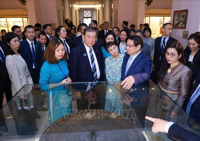 Thủ tướng Phạm Minh Chính và Phu nhân cùng Thủ tướng Nhật Bản Ishiba Shigeruvà Phu nhân tham quan Bảo tàng Lịch sử quốc gia. Ảnh: Dương Giang/TTXVN Thủ tướng Phạm Minh Chính và Phu nhân cùng Thủ tướng Nhật Bản Ishiba Shigeruvà Phu nhân tham quan Bảo tàng Lịch sử quốc gia. Ảnh: Dương Giang/TTXVN