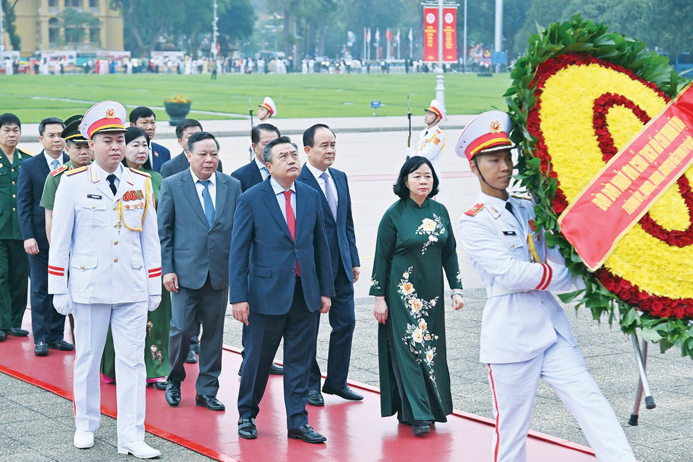 Đoàn đại biểu Thành ủy, Hội đồng Nhân dân, Ủy ban Nhân dân, Ủy ban Mặt trận Tổ quốc Việt Nam thành phố Hà Nội vào Lăng viếng Chủ tịch Hồ Chí Minh. Ảnh: Lâm Hiển Đoàn đại biểu Thành ủy, Hội đồng Nhân dân, Ủy ban Nhân dân, Ủy ban Mặt trận Tổ quốc Việt Nam thành phố Hà Nội vào Lăng viếng Chủ tịch Hồ Chí Minh. Ảnh: Lâm Hiển