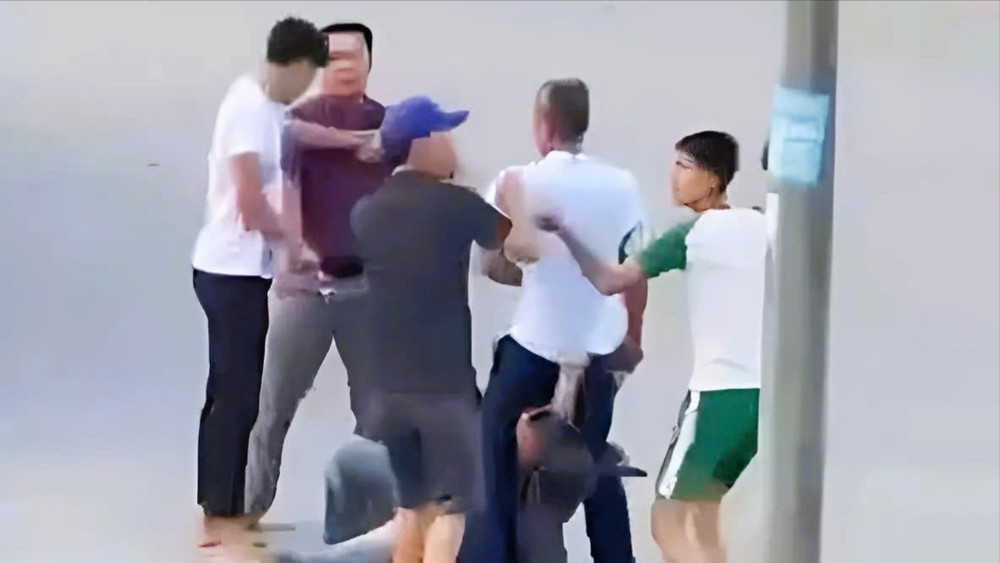 Hình ảnh nhóm người hành hung tài xế xe khách Nam Quỳnh Anh a4.jpg