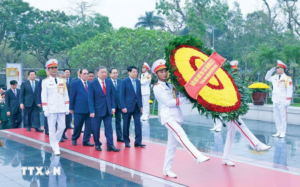 Đoàn đại biểu Lãnh đạo, nguyên Lãnh đạo Đảng, Nhà nước do Tổng Bí thư Tô Lâm dẫn đầu đặt vòng hoa tưởng niệm các Anh hùng liệt sỹ. Ảnh: TTXVN Đoàn đại biểu Lãnh đạo, nguyên Lãnh đạo Đảng, Nhà nước do Tổng Bí thư Tô Lâm dẫn đầu đặt vòng hoa tưởng niệm các Anh hùng liệt sỹ. Ảnh: TTXVN