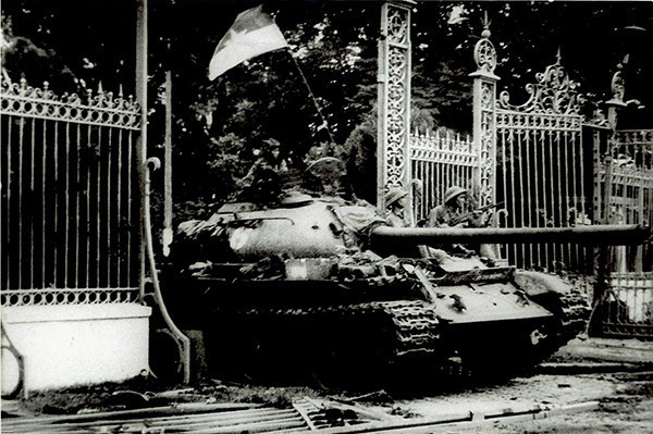 Xe tăng Quân giải phóng húc đổ cổng Dinh Độc Lập ngày 30.4.1975 f509e77d-3049-4ac7-9b1a-97d0c781d3a4.jpg