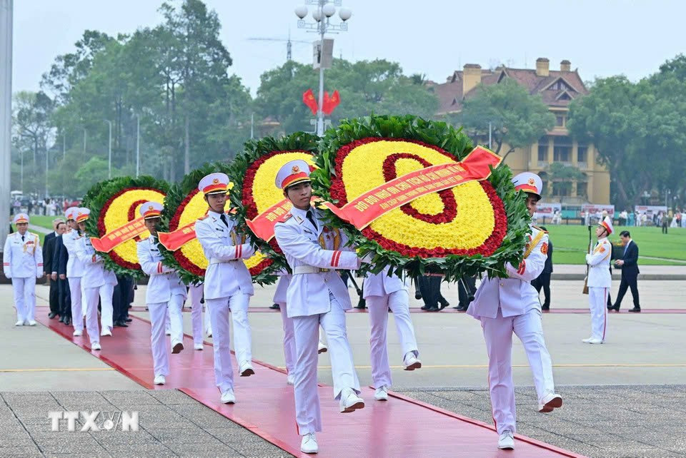 Đoàn đại biểu Lãnh đạo, nguyên Lãnh đạo Đảng, Nhà nước do Tổng Bí thư Tô Lâm dẫn đầu vào Lăng viếng Chủ tịch Hồ Chí Minh. Ảnh: TTXVN Đoàn đại biểu Lãnh đạo, nguyên Lãnh đạo Đảng, Nhà nước do Tổng Bí thư Tô Lâm dẫn đầu vào Lăng viếng Chủ tịch Hồ Chí Minh. Ảnh: TTXVN