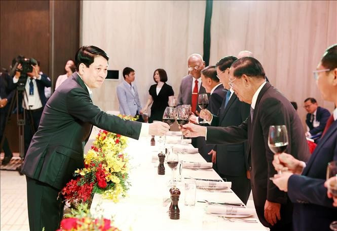 Chủ tịch nước Lương Cường chủ trì tiệc chiêu đãi các Trưởng đoàn khách quốc tế dự Lễ kỷ niệm 50 năm Ngày Giải phóng miền Nam, thống nhất đất nước. Ảnh: Lâm Khánh/TTXVN Chủ tịch nước Lương Cường chủ trì tiệc chiêu đãi các Trưởng đoàn khách quốc tế dự Lễ kỷ niệm 50 năm Ngày Giải phóng miền Nam, thống nhất đất nước. Ảnh: Lâm Khánh/TTXVN
