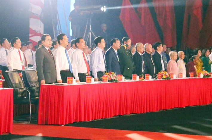 Chủ tịch Quốc hội Trần Thanh Mẫn và các đại biểu thực hiện nghi lễ chào cờ. Ảnh: Hải Hành chao-co-a2.jpg