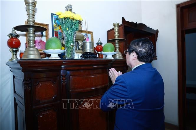 Thủ tướng Phạm Minh Chính thắp hương tưởng nhớ cố Thủ tướng Phan Văn Khải. Ảnh: Dương Giang/TTXVN Thủ tướng Phạm Minh Chính thắp hương tưởng nhớ cố Thủ tướng Phan Văn Khải. Ảnh: Dương Giang/TTXVN