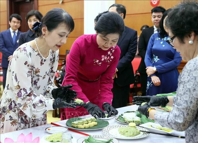 Phu nhân Ngô Phương Ly và Phu nhân Ishiba Yoshiko cùng làm bánh cốm truyền thống. Ảnh: An Đăng/TTXVN Phu nhân Ngô Phương Ly và Phu nhân Ishiba Yoshiko cùng làm bánh cốm truyền thống. Ảnh: An Đăng/TTXVN