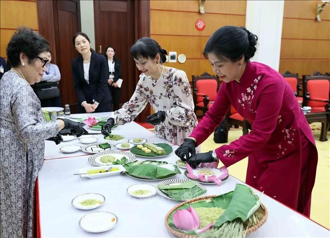 Phu nhân Ngô Phương Ly và Phu nhân Ishiba Yoshiko cùng làm bánh cốm truyền thống. Ảnh: An Đăng/TTXVN Phu nhân Ngô Phương Ly và Phu nhân Ishiba Yoshiko cùng làm bánh cốm truyền thống. Ảnh: An Đăng/TTXVN