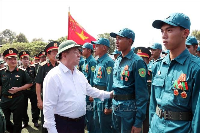Trưởng Ban Tuyên giáo và Dân vận Trung ương Nguyễn Trọng Nghĩa động viên khối nam Dân quân tự vệ tham gia lễ diễu binh, diễu hành và phục vụ lễ diễu binh, diễu hành Trưởng Ban Tuyên giáo và Dân vận Trung ương Nguyễn Trọng Nghĩa động viên khối nam Dân quân tự vệ tham gia lễ diễu binh, diễu hành và phục vụ lễ diễu binh, diễu hành