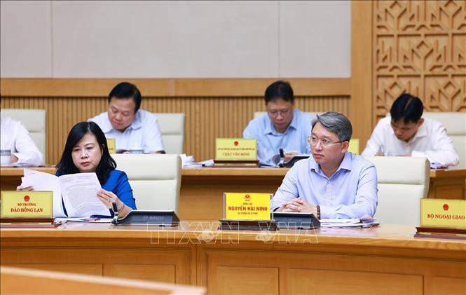 Các thành viên Chính phủ tham dự Phiên họp Chính phủ chuyên đề về xây dựng pháp luật Chú thích ảnh