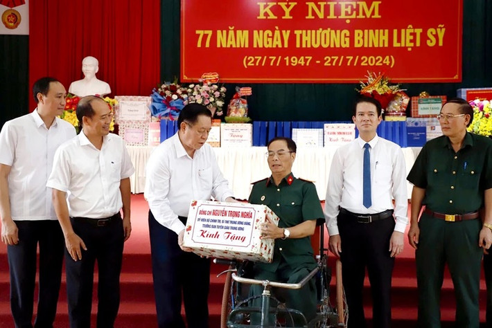 Trưởng Ban Tuyên giáo Trung ương Nguyễn Trọng Nghĩa trao quà tặng các thương binh, bệnh binh. Ảnh: Báo Phú Thọ Chú thích ảnh