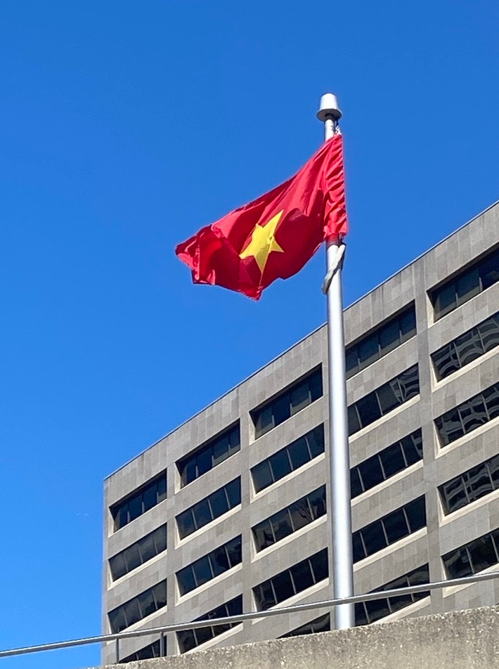 Lá cờ đỏ sao vàng Việt Nam tung bay trước Tòa thị chính Toronto Chú thích ảnh