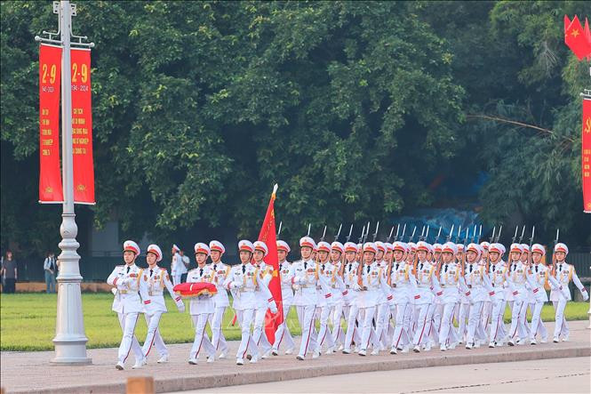 Đội tiêu binh di chuyển ra khu vực thực hiện nghi lễ thượng cờ Chú thích ảnh