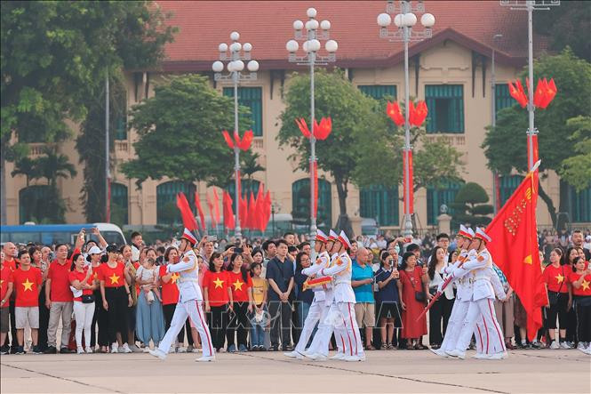 Hàng nghìn người dân có mặt tại Quảng Trường Ba Đình chứng kiến Lễ thượng cờ thiêng liêng trong ngày kỷ niệm 79 năm Quốc khánh Chú thích ảnh