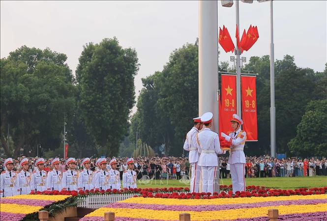 Đội tiêu binh thực hiện nghi lễ thượng cờ ngày Quốc khánh 2.9.2024 Chú thích ảnh