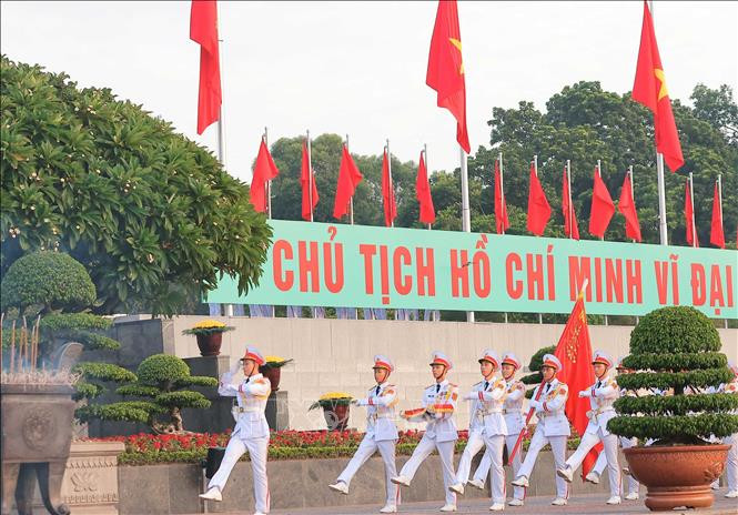 6 giờ kém 5 phút, đội tiêu binh hành tiến vào Quảng trường Ba Đình trên nền quân nhạc từ góc phía đường Hùng Vương giao với Lê Hồng Phong Chú thích ảnh