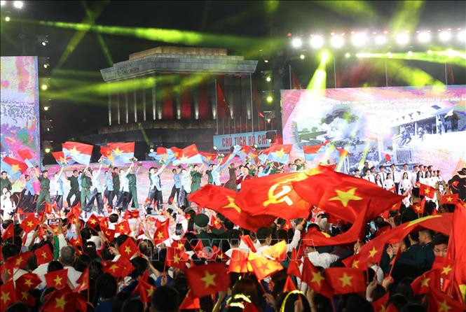 Liên khúc "Đất nước trọn niềm vui - Như có Bác trong ngày vui đại thắng" do ca sĩ Đông Hùng và thiếu nhi Trung tâm Văn hoá TP Hà Nội, Vũ đoàn Kben thể hiện. Ảnh: Lâm Khánh/TTXVN Chú thích ảnh
