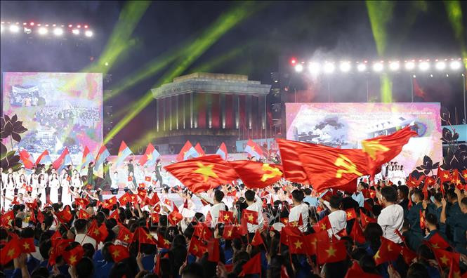 Liên khúc "Đất nước trọn niềm vui - Như có Bác trong ngày vui đại thắng" do ca sĩ Đông Hùng và thiếu nhi Trung tâm Văn hoá TP Hà Nội, Vũ đoàn Kben thể hiện. Ảnh: Lâm Khánh/TTXVN Chú thích ảnh