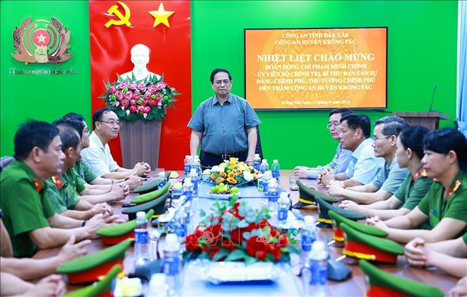Thủ tướng Phạm Minh Chính thăm cán bộ, chiến sĩ Công an huyện Krông Pắc (Đắk Lắk). Ảnh: Dương Giang/TTXVN Chú thích ảnh