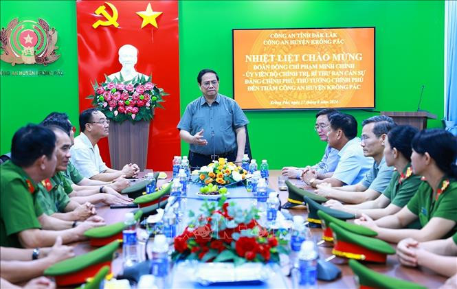 Thủ tướng Phạm Minh Chính giao nhiệm vụ cho cán bộ, chiến sĩ Công an huyện Krông Pắc (Đắk Lắk). Ảnh: Dương Giang/TTXVN Chú thích ảnh