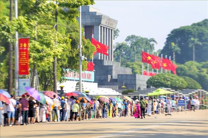 Hơn 30.000 lượt người vào Lăng viếng Bác trong ngày 2.9 ảnh 2 Chú thích ảnh