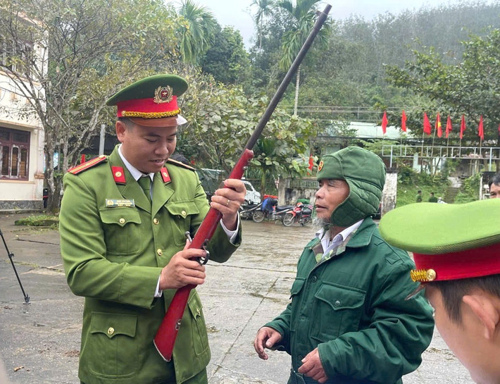 Người dân ở các bản làng của xã Bhalêê mang vũ khí đến giao nộp cho lực lượng công an Người dân ở các bản làng của xã Bhalêê mang vũ khí đến giao nộp cho lực lượng công an