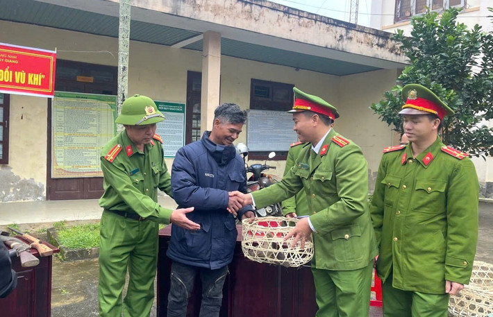 Người dân giao vũ khí, nhận lại con giống về để chăn nuôi Người dân giao vũ khí, nhận lại con giống về để chăn nuôi