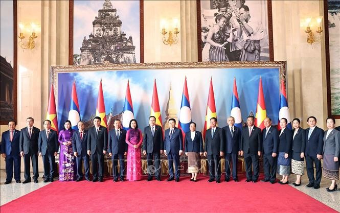 Chủ tịch Quốc hội Trần Thanh Mẫn và Chủ tịch Quốc hội Lào Saysomphone Phomvihane cùng Đoàn đại biểu Quốc hội hai nước hoi-dam-171024-5-1729160439242-1729160439378407242640.jpg