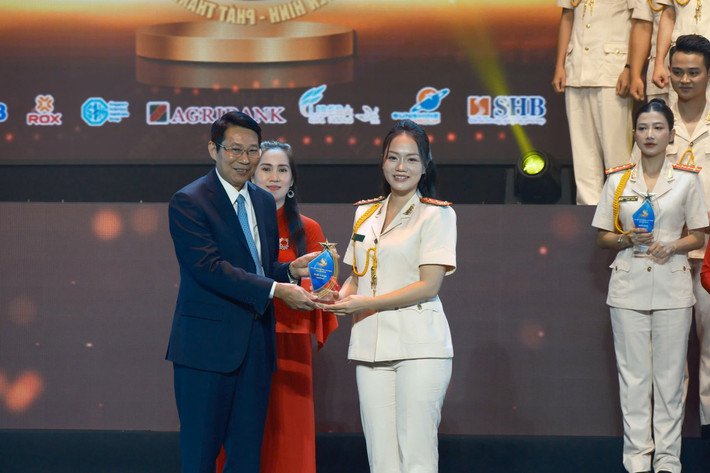 Giải Vàng hạng mục Phát thanh viên dành cho Đại úy Võ Thị Minh Trâm 5a56fbfc119ba9c5f08a-5820-6919.jpg