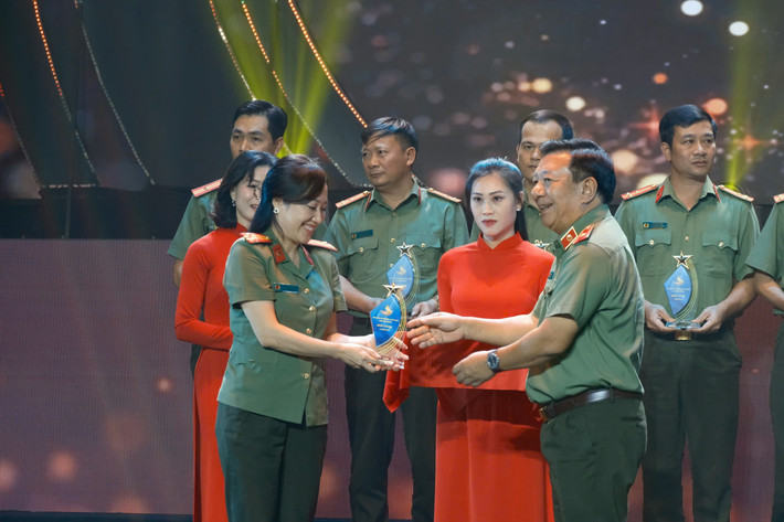 Giải Vàng Chương trình Xây dựng Đảng: Xây dựng lực lượng Công an Thủ đô thật sự trong sạch, vững mạnh. 136de708736fcb31927e-602-9282.jpg