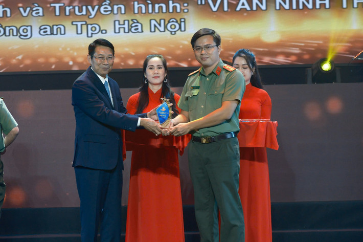 Giải Vàng dành cho Chuyên mục Phát Thanh và Truyền hình Vì An ninh Thủ Đô 558c53d7cfb077ee2ea1-6681-5152.jpg