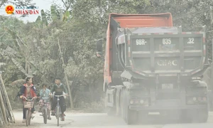 Đoàn xe chở đá từ Lạng Sơn về Bắc Giang có dấu hiệu quá tải hoành hành, cày nát tuyến đường dân sinh tại huyện Hữu Lũng 