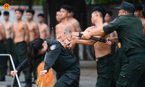 'Bông hồng thép' Cảnh sát đặc nhiệm uốn cong thương sắt nhọn bằng yết hầu, công phá gạch bằng bàn tay