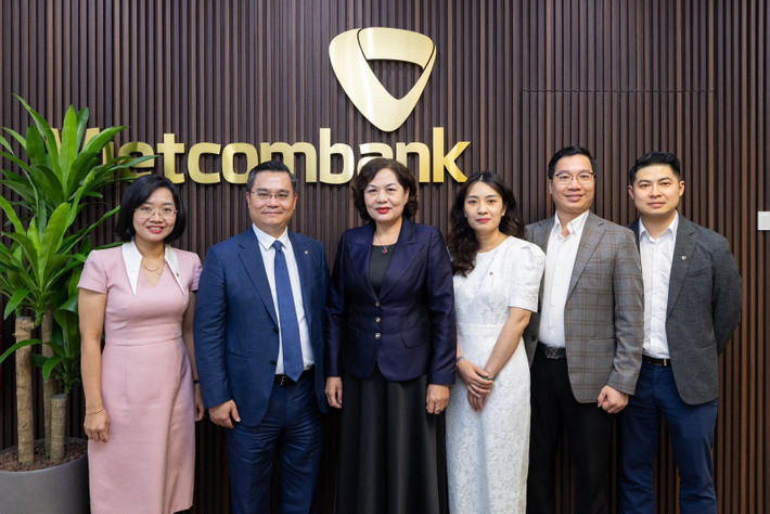 Thống đốc Nguyễn Thị Hồng chụp ảnh lưu niệm cùng lãnh đạo và cán bộ Vietcombank tại Văn phòng đại diện tại Singapore. Ảnh:VCB 20250318-tnhnn-tham-vpdd-vcb-tai-singapore-2.jpg