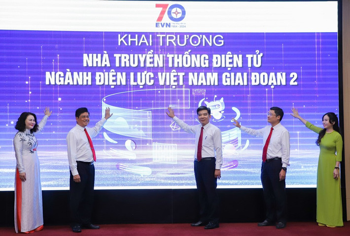 Các đại biểu thực hiện nghi thức khai trương Nhà truyền thống điện tử ngành Điện lực Việt Nam giai đoạn 2. Ảnh: EVN 4112024-khaitruongnhatruyenthonggd2.jpg