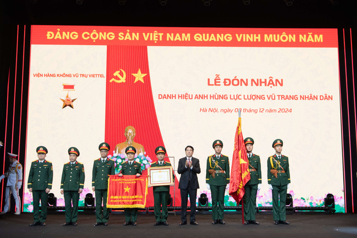 Chủ tịch nước Lương Cường trao tặng danh hiệu Anh hùng Lực lượng vũ trang nhân dân cho Viện Hàng không Vũ trụ Viettel. Ảnh: PV anh1.jpg