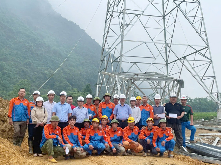 Lãnh đạo EVNPMB1 và nhà thầu Sông Đà 11 thăm, tặng quà lực lượng thi công đường dây 500kV Lào Cai - Vĩnh Yên, ngày 30.4. Ảnh: EVN 12ff27a4-d800-4906-b715-7daaa2e59a99.jpg