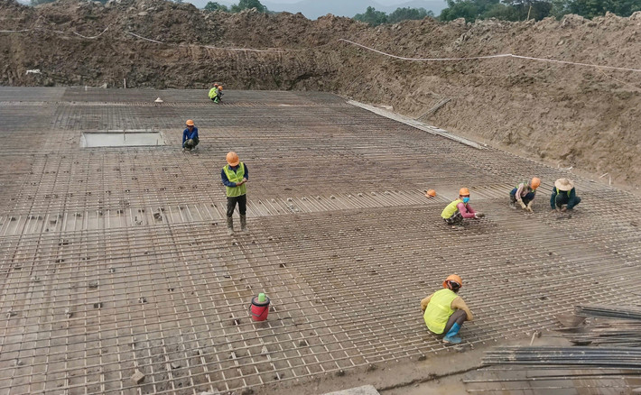 Công nhân buộc cốt thép tại vị trí VT416, tỉnh Vĩnh Phúc. Ảnh: EVN 74018f6a-e32f-4199-a1c3-3b0cac9f90ee.jpg