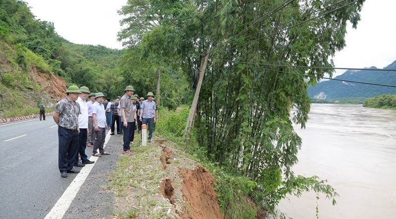 Phó Chủ tịch UBND tỉnh Thanh Hóa Lê Đức Giang cùng đoàn công tác kiểm tra điểm sạt lở trên sông Mã đoạn qua huyện Quan Hóa